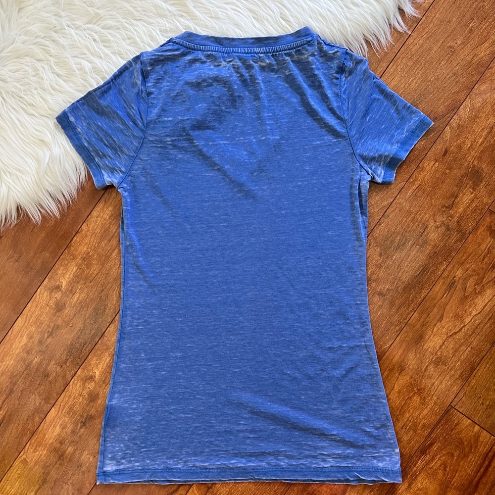 UF Florida Gators Short Sleeve V-Neck Logo T-Shirt - Picture 7 of 8